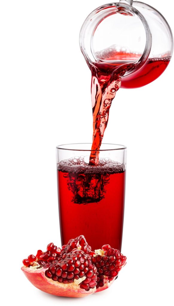 Granatapfel-Saft-aus-dem-Krug-ins-Glas